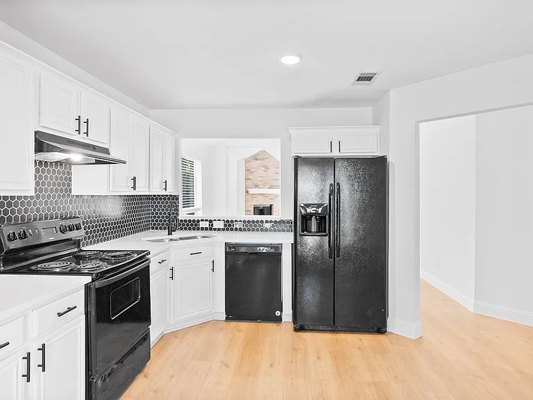 2809 Mitchell Ln — Photo 4