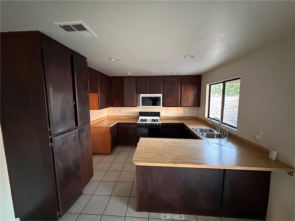 4 bed, 1415 sqft, $2,700 — Photo 3