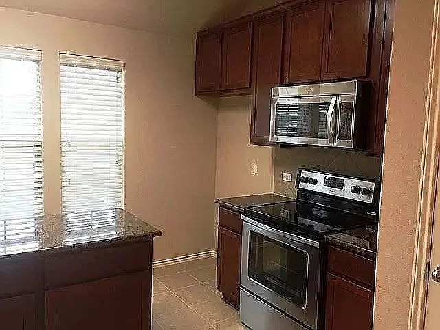 3 bed, 2.0 bath, 1605 sqft, $2,100 — Photo 4