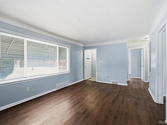 4th image of 18110 Snowden St