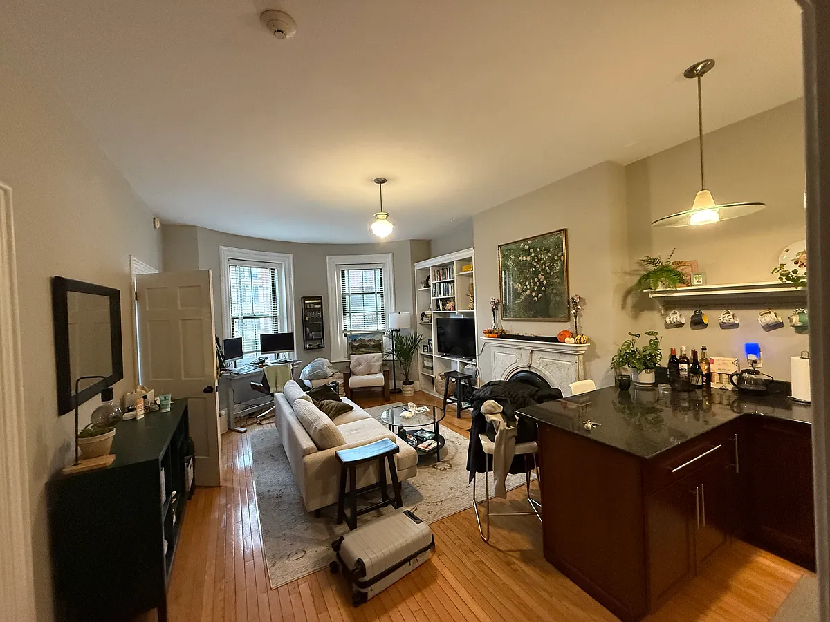 Building Photo - 656 Tremont St #4