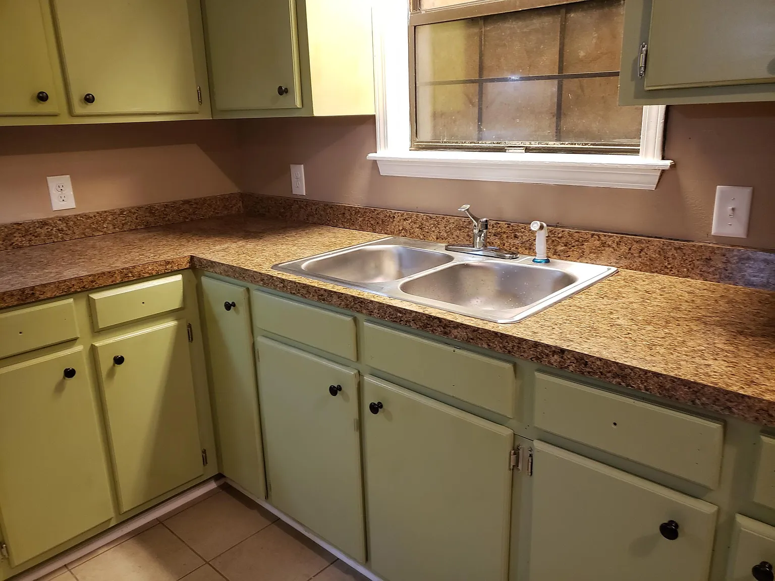 4 bed, 1348 sqft, $1,100 — Photo 2