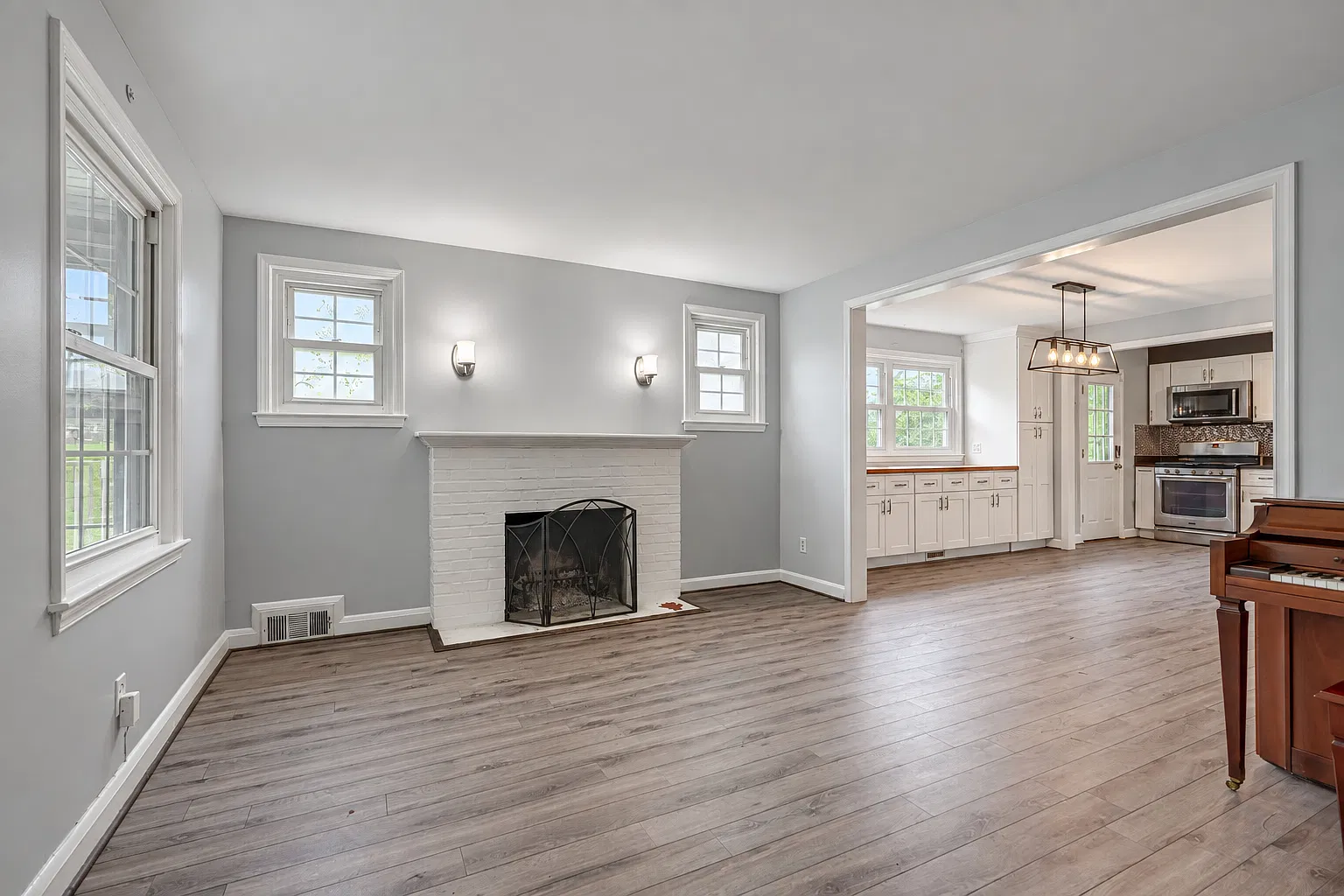 5 bed, 2000 sqft, $2,875 — Photo 3