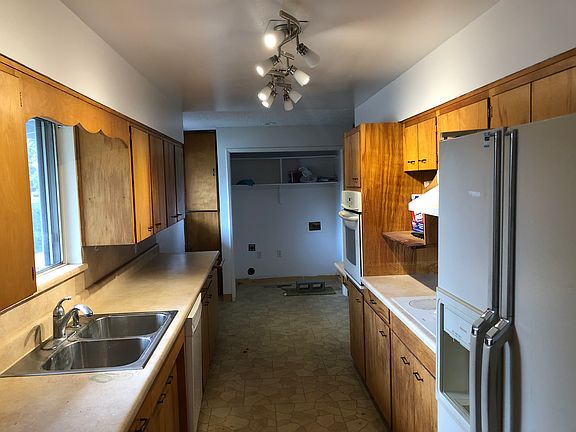 4th image of 1801 Siskiyou Blvd