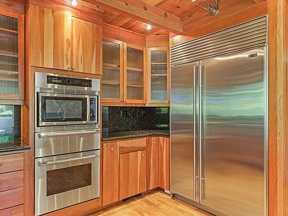 Large subzero fridge. Oven, microwave, plate heater. Ample cabinet space.