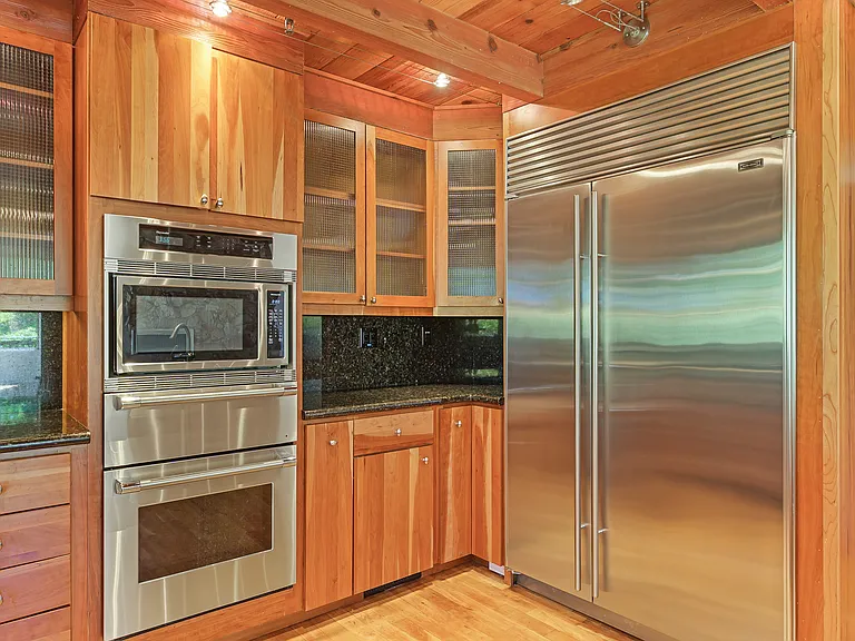 Large subzero fridge. Oven, microwave, plate heater. Ample cabinet space.