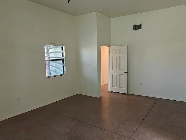 348 E Adams St #2 — Photo 3