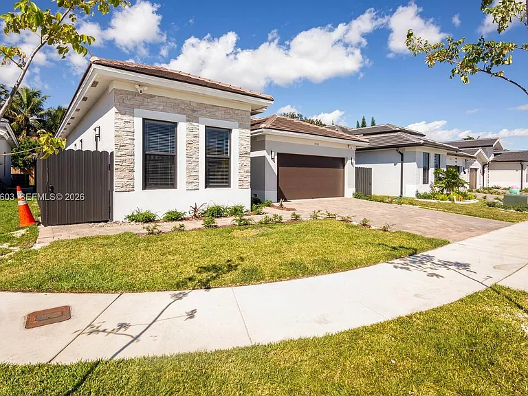 19452 SW 124th Ct — Photo 2