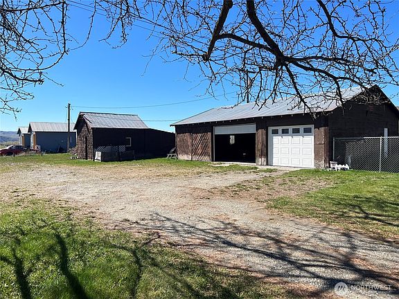 2nd image of 59 Hendrick Loop Road