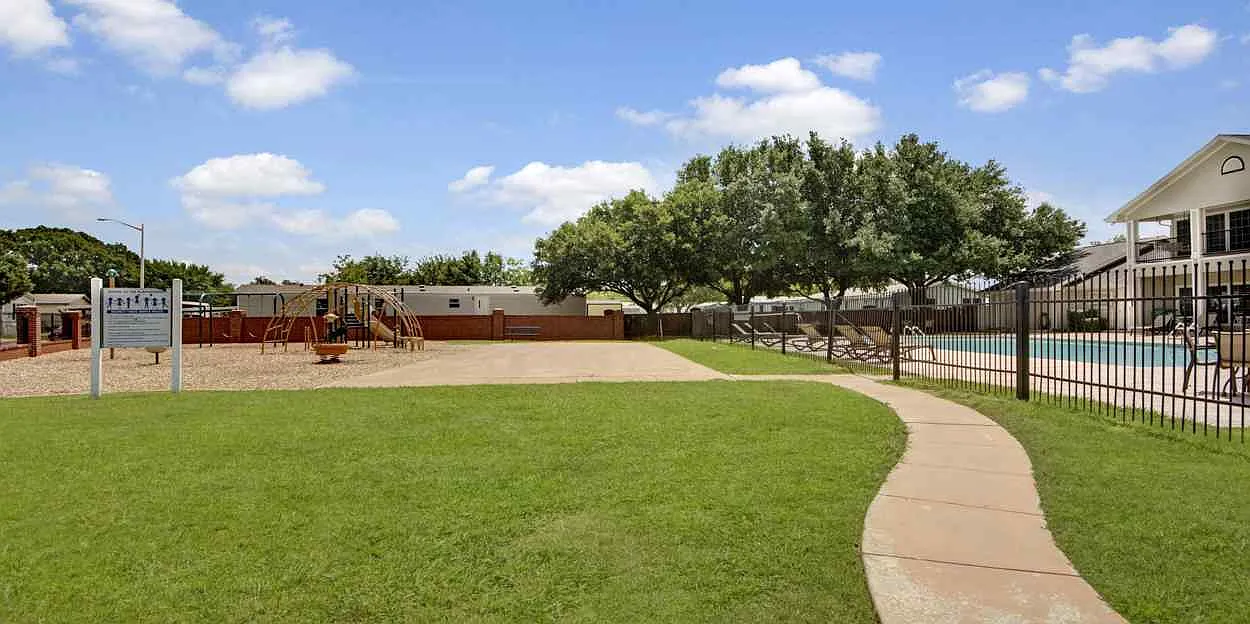 Ashli Oaks — Photo 1