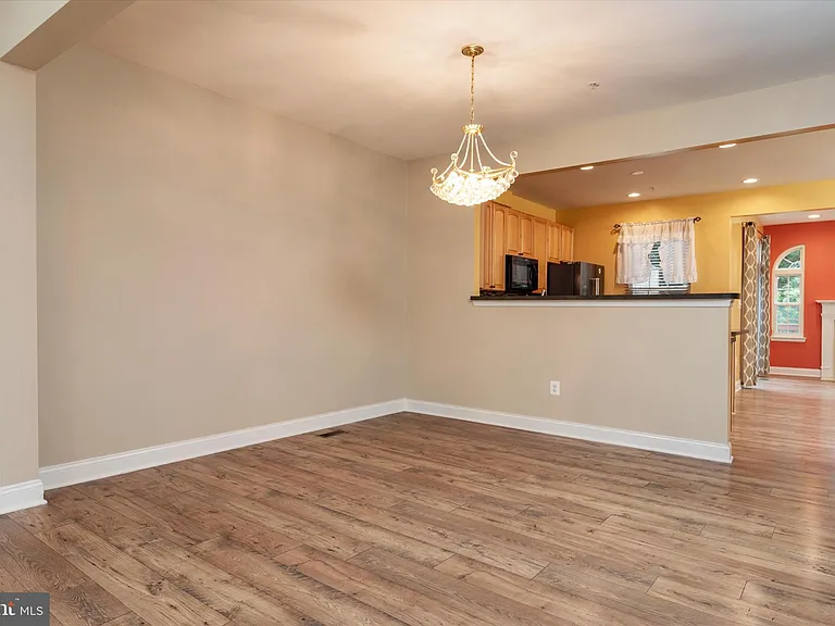 824 Stonehurst Ct — Photo 7