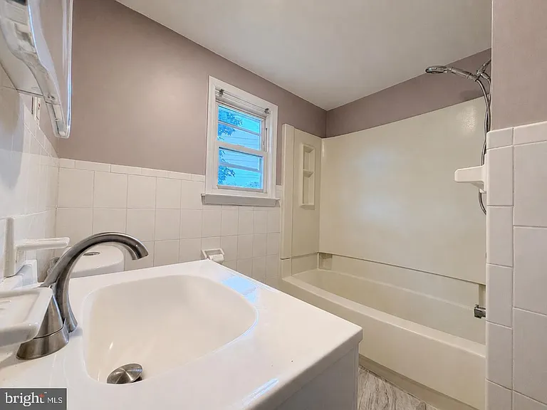 580 Village Rd W — Photo 29
