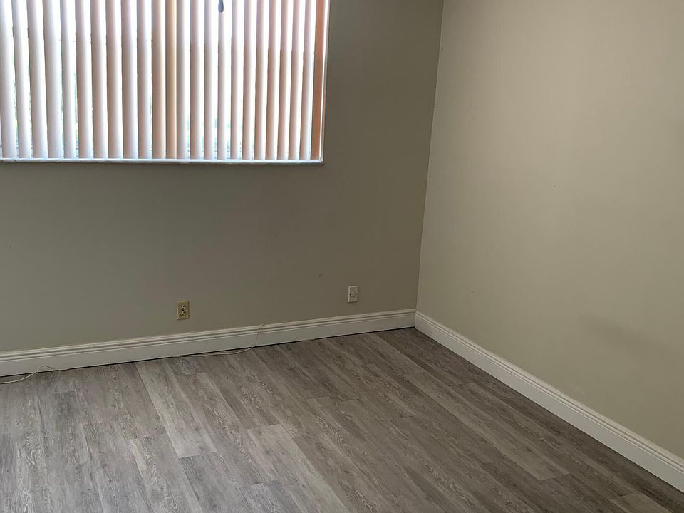 2nd image of 2821 Somerset Dr APT 215