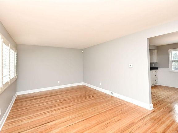 5th image of 174 Roselawn Cres