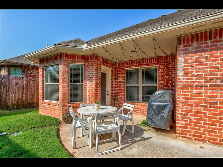 3720 Oakridge Cir — Photo 11