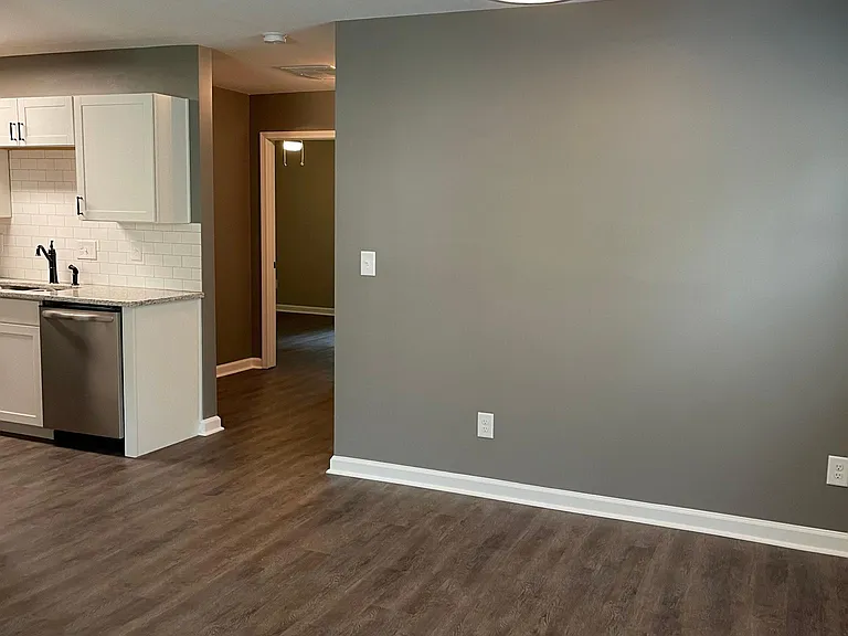 1020 Hillsborough Chase NW — Photo 4