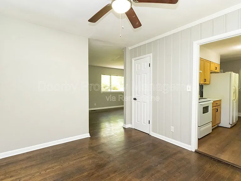 1127 Clermont Dr — Photo 17