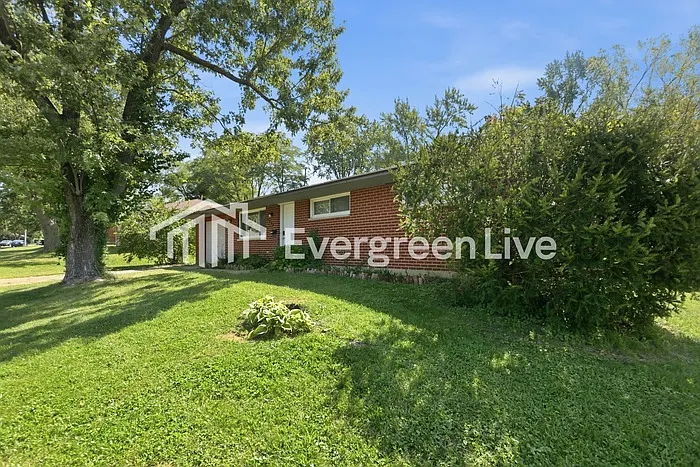 3 bed, 1.0 bath, 1016 sqft, $1,395 — Photo 2