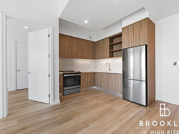 3rd image of 50 E 10th St #811