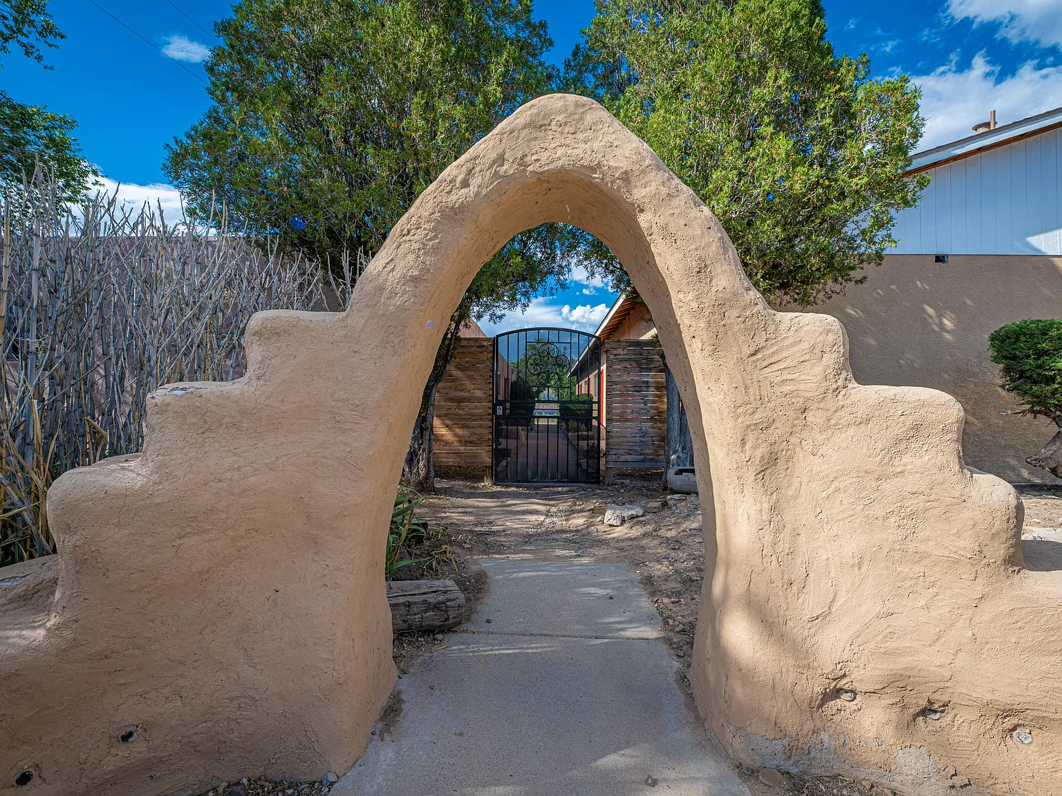 Beautifully Updated UNM 1 Bedroom Apartments — Photo 2
