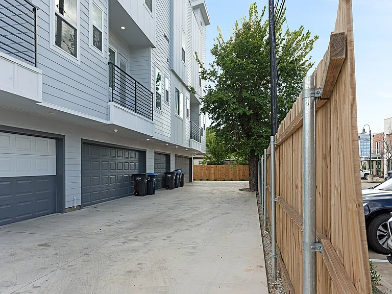 1004 Travis Ave #112 — Photo 29