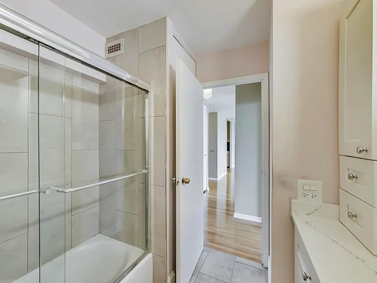 5445 N Sheridan Rd #1706 — Photo 2
