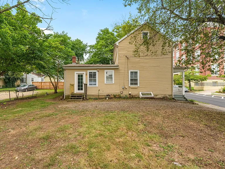 102 Lewis St — Photo 23