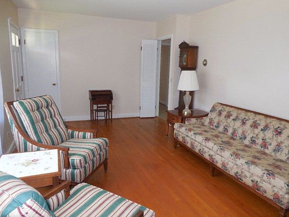 2nd image of 1174 Laurel Ln