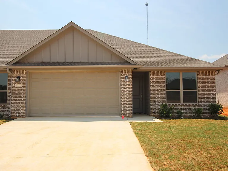 715 Freedom Way — Photo 2