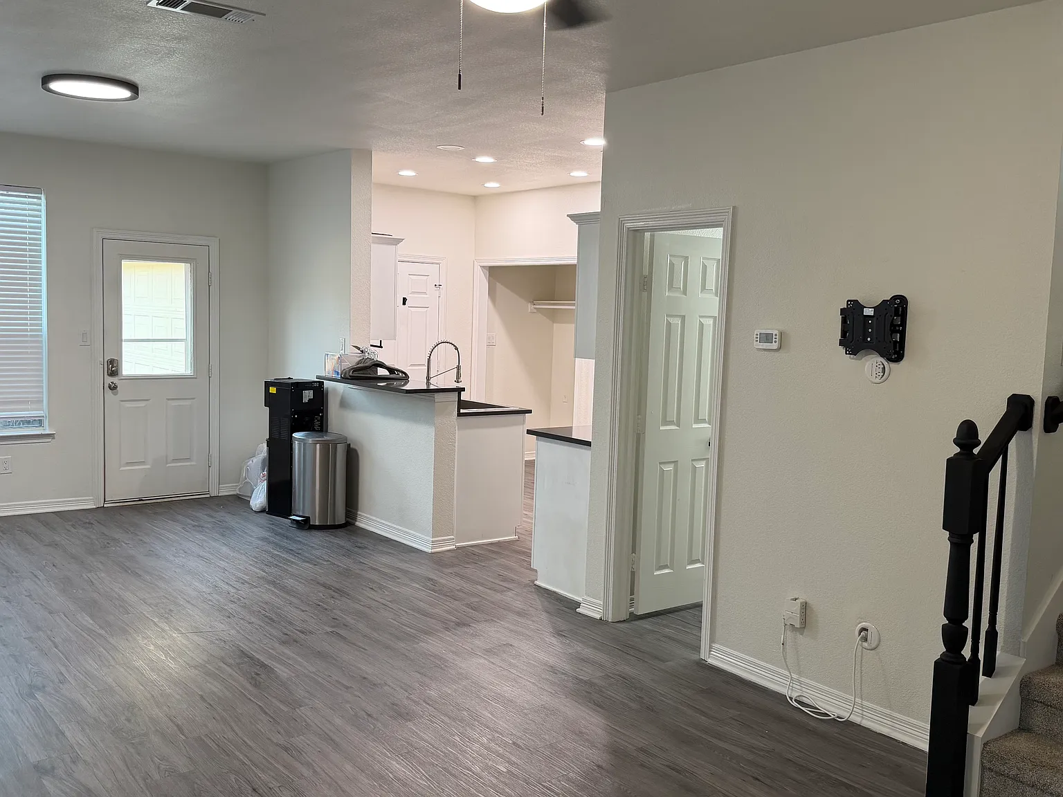 4 bed, 2.5 bath, 1721 sqft, $2,400 — Photo 3