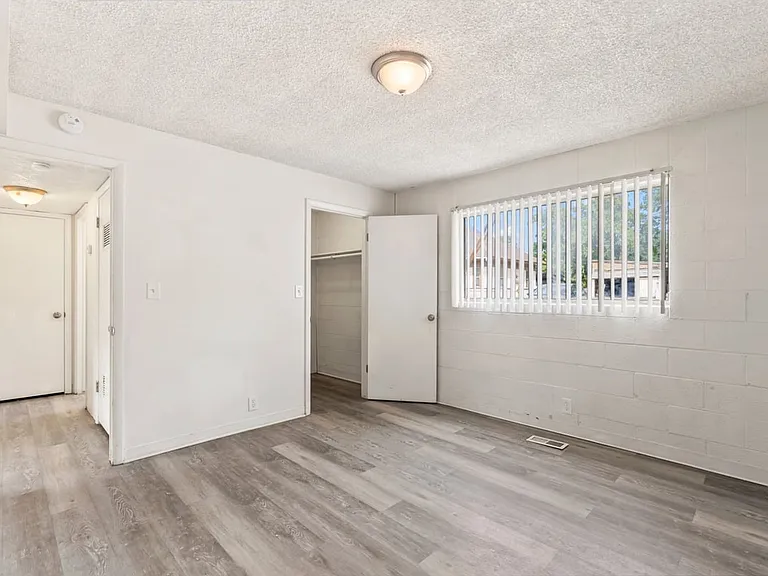 Towne Apartments — Photo 12