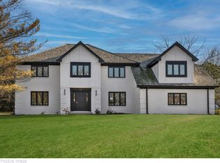 737 Valley Rd, Lake Forest, IL 60045