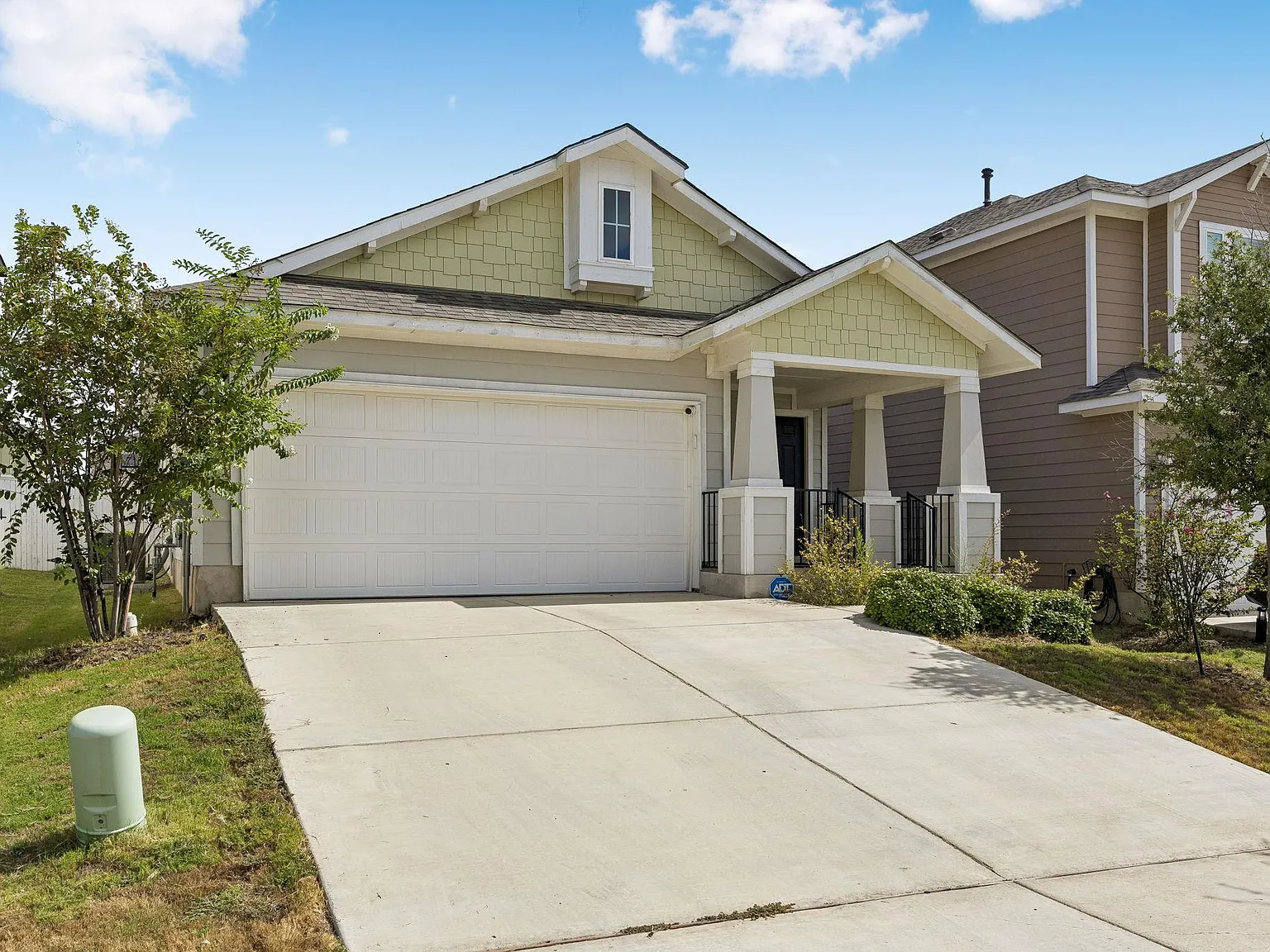 3 bed, 2.0 bath, 1571 sqft, $2,000 — Photo 2
