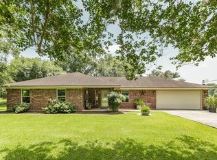 208 Stage Coach Trl, Angleton, TX 77515