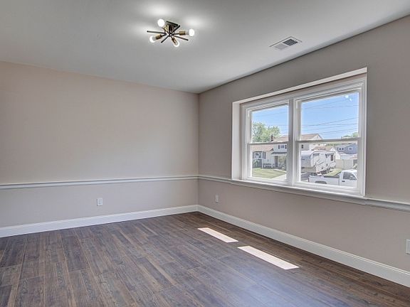 2nd image of 14 Surrey Rd