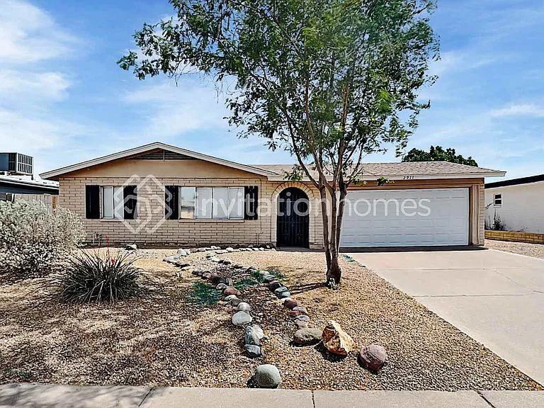 2911 W Laurel Ln — Photo 1