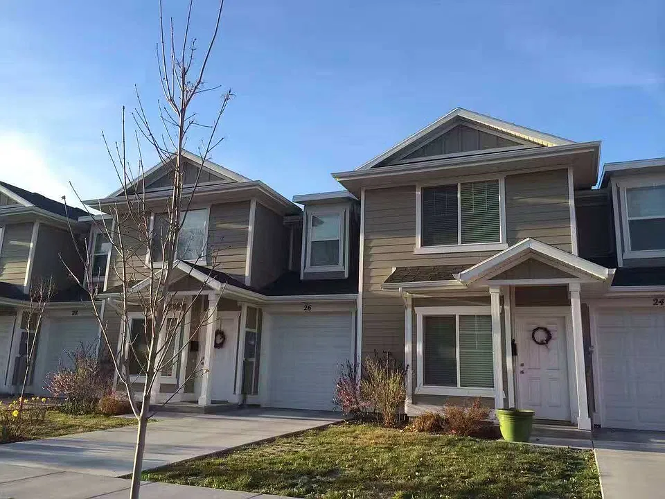 28 W Merrimac Ave