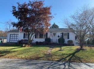 40 Farmland Rd, Warwick, RI 02889