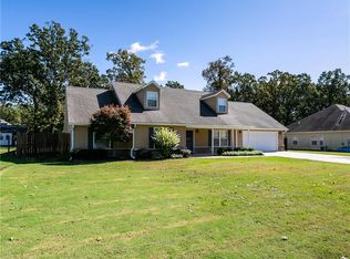 512 Cherokee Dr, Gentry, AR 72734