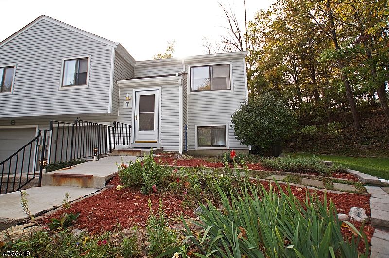 1st image of 7 Woodbine Dr