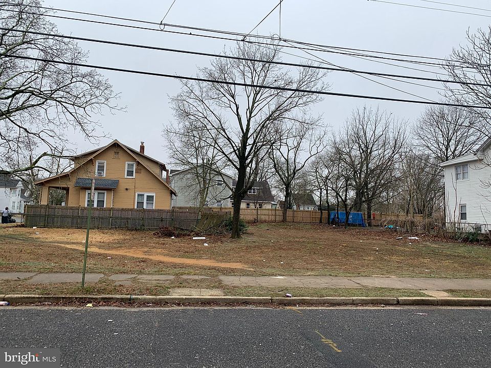 1st image of 327 Oak St E