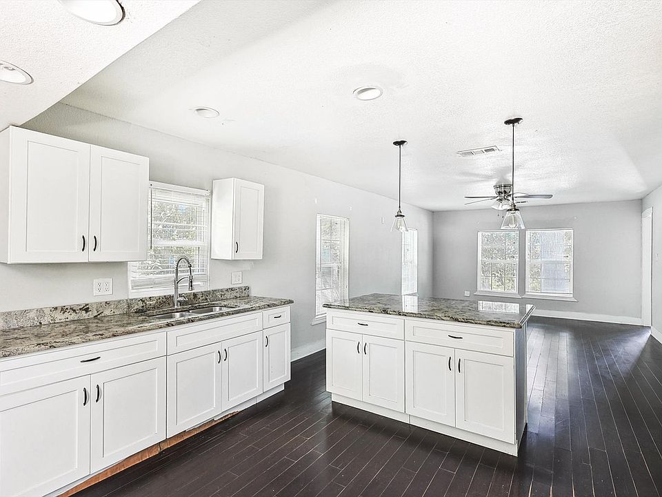 1st image of 902 W Clarendon Dr