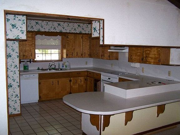 3rd image of 203 Oak Ln