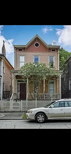 2210 Barnard St Photo 1