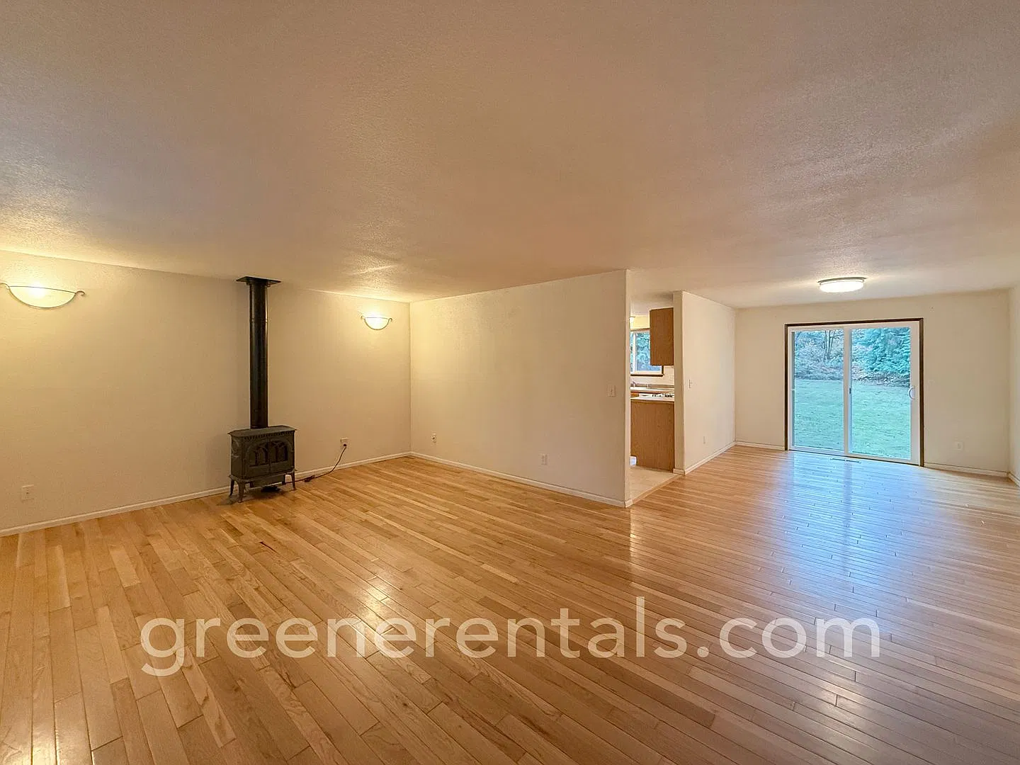 Charming 2BR/1BA West Olympia Rambler on Spacious Lot — Photo 4