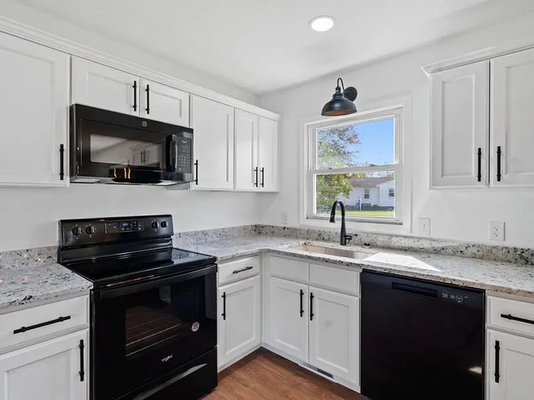 1124 Jackson St — Photo 11