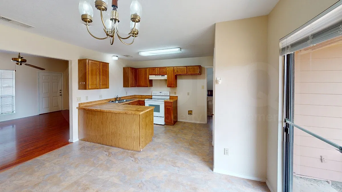 3 bed, 2.0 bath, 1383 sqft, $2,000 — Photo 4