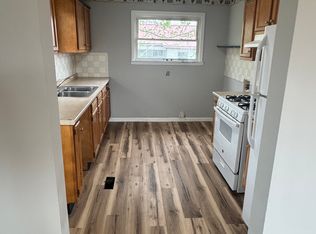 922 9th St, Nitro, WV 25143