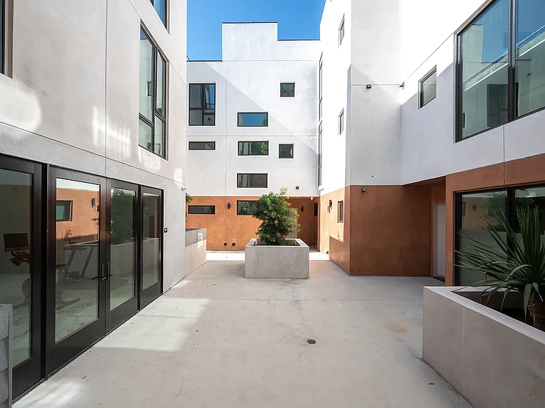 1016 N Martel Ave #108 — Photo 21