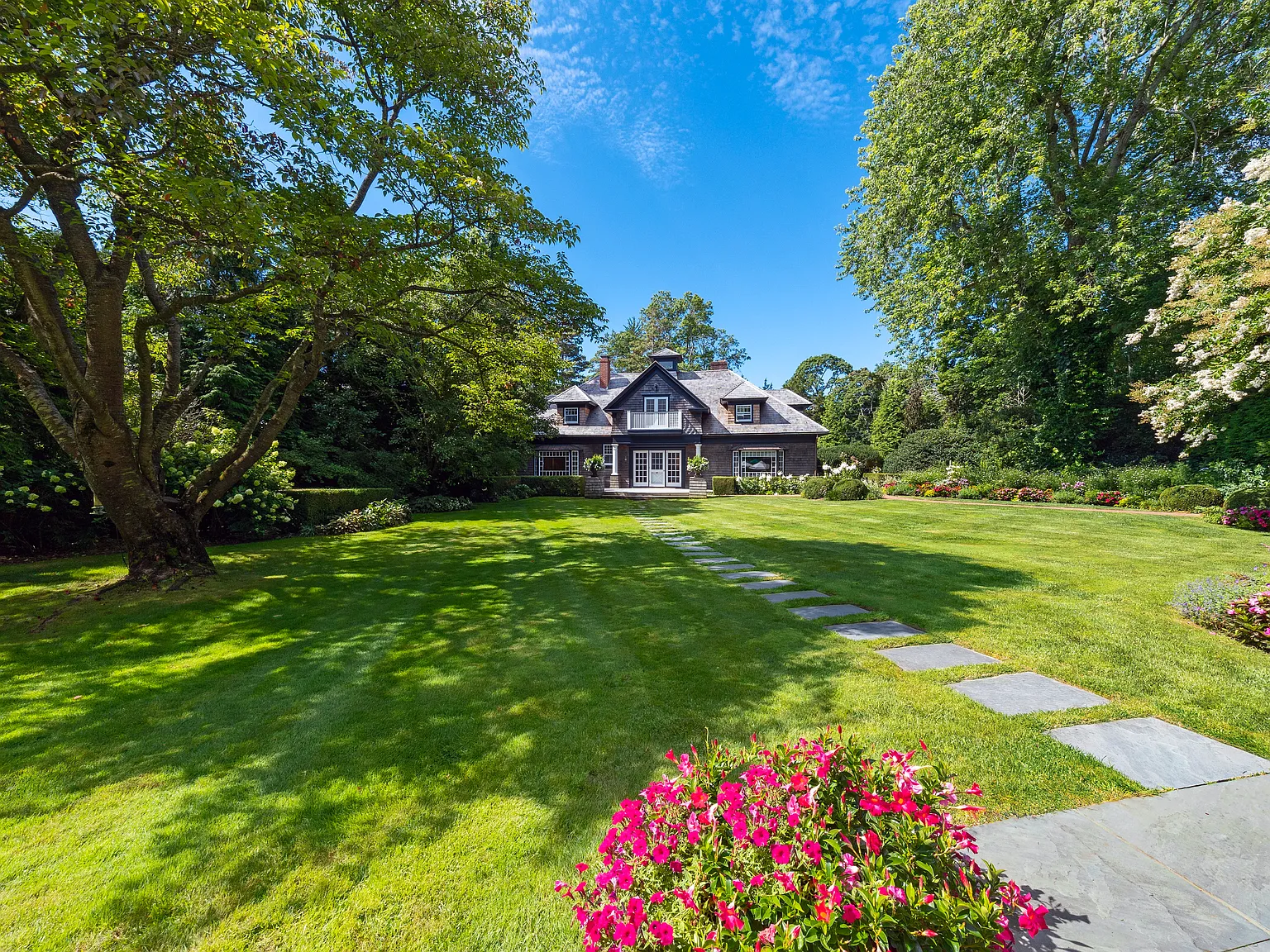 Renovated English Carriage House & Cottage in Water Mill South — Photo 1